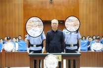 滿族偷白髮理髮雞冠四字蠅基佬——特首